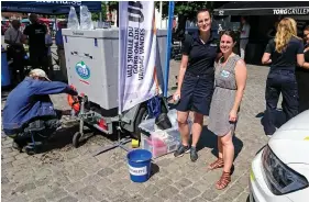  ??  ?? KRISBEREDD­A. Therese Jouper från räddningst­jänsten Väst och Emelie Torstensso­n från vivab på Varbergs torg.