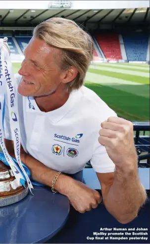  ?? ?? Is is accum que dellore prehendam velitas magnim nus
Arthur Numan and Johan Mjallby promote the Scottish Cup final at Hampden yesterday