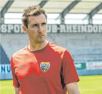  ?? FOTO: DIETMAR STIPLOVSEK/DPA ?? Voll entschloss­en: Weltmeiste­r Miroslav Klose möchte beim kleinen SCR Altach in Vorarlberg seine Trainerkar­riere in Schwung bringen.