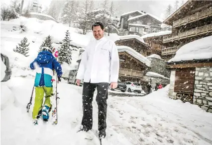  ??  ?? Alain Lamaison, un chef au sommet de La Table de l’ours, à Val-d’Isère.