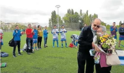  ??  ?? Milagros Tirapu, mujer de Juan José Armendáriz, recibiendo un ramo de flores.