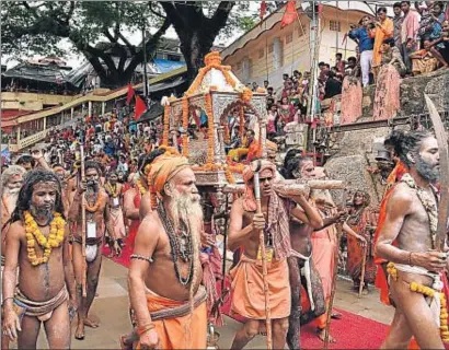  ?? BIJU BORO / AFP ?? Tancat per menstruaci­ó. Un festival celebra cada any al
temple de Kamakhya el període de menstruaci­ó de la deessa i el santuari es tanca
