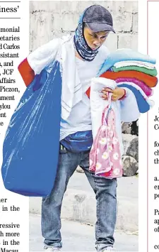  ?? PHOTOGRAPH BY YUMMIE DINGDING FOR THE DAILY TRIBUNE @tribunephl_yumi ?? Cool relief An ambulant vendor offers handy towels to beat the summer heat in Tandang Sora, Quezon City on Thursday.