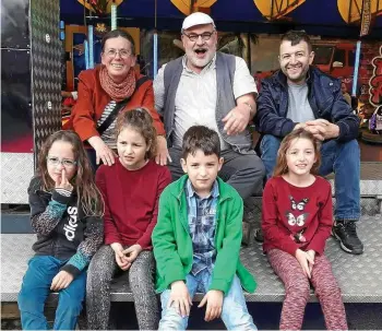  ?? PRIVAT ?? Christine und Ekkehard Schleußner sowie der Vater Vebi Keta mit seinen vier Kindern Olivia, Amelia, Frederic und Xhesika.