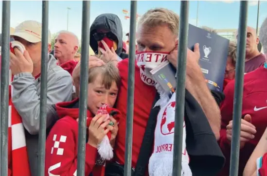  ?? Fernando Kallas/reuters ?? Duizenden fans van Liverpool raakten niet op tijd het stadion binnen door de chaos aan de inkom.