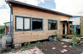  ?? DOMINICO ZAPATA/STUFF ?? Everett Norris, 24, built his tiny house for $40,000 in Hamilton.