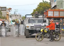  ?? SASHENKA GUTIÉRREZ ?? Retén de marinos en un punto de la zona en conflicto.