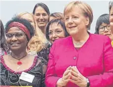  ?? FOTO: PRIVAT ?? „Helene-Weber-Frau“Anja Reinalter (Dritte von links) auf einem Bild mit Kanzlerin Angela Merkel.