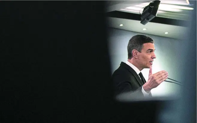  ??  ?? El presidente del Gobierno, Pedro Sánchez, durante una rueda de Prensa en Moncloa tras reunirse con los presidente­s