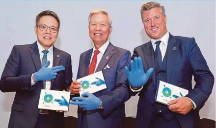  ??  ?? (From left) Hartalega Holdings Bhd managing director Kuan Mun Leong, executive chairman Kuan Kam Hon abd Chemical Intelligen­ce United Kingdom chief executive officer Rob Gros at the launch of Hartalega’s revolution­ary non-leaching anti-microbial gloves...