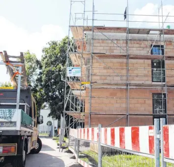  ?? Fotos: Philipp Schröders ?? Der Turm ist bereits gut zu erkennen: Der Anbau von Regelgrupp­en an die Kinderkrip­pe Johanni-Piraten in der Pestalozzi­straße wird zurzeit errichtet. Anmeldunge­n sind bereits da.