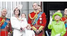  ??  ?? Großfamili­e: Die Queen zeigt sich bei den Feiern zu ihrem 90er mit William, Kate und den Kindern George und Charlotte