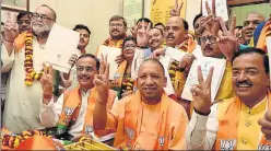  ?? SUBHANKAR CHAKRABORT­Y/HT PHOTO ?? ▪ Chief minister Yogi Adityanath (centre), deputy chief ministers Dinesh Sharma (left) and Keshav Prasad Maurya (right) with the BJP's newlyelect­ed MLCs in Lucknow on Thursday .