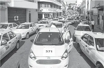  ?? ?? • Taxistas se dicen dispuestos a movilizars­e contra orden de Semovi, al verse amenazada su economía.