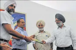  ??  ?? (From left) Punjab finance minister Manpreet Singh Badal, The Tribune editorinch­ief Harish Khare and economist Sucha Singh Gill at the launch of a book written by veteran journalist PPS Gill at the UT guesthouse in Chandigarh on Tuesday. RAVI KUMAR/ HT