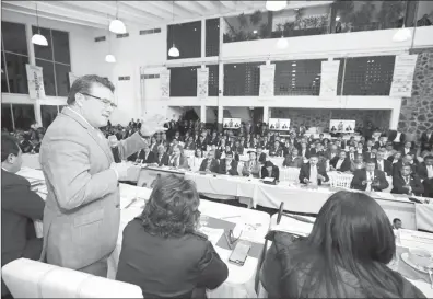  ??  ?? El dirigente nacional del SNTE, Juan Díaz de la Torre, encabezó la 44 sesión extraordin­aria del Consejo Nacional del sindicato
