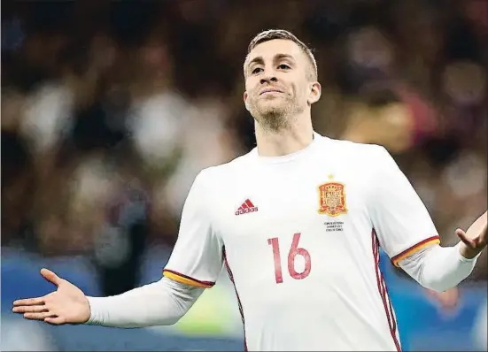  ?? GONZALO FUENTES / REUTERS ?? Deulofeu celebrando su gol, el segundo de la selección española, anoche en el Stade de France