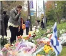  ?? MATT ROURKE/AP ?? A makeshift memorial welcomes mourners outside the Tree of Life Congregati­on synagogue in Pittsburgh.