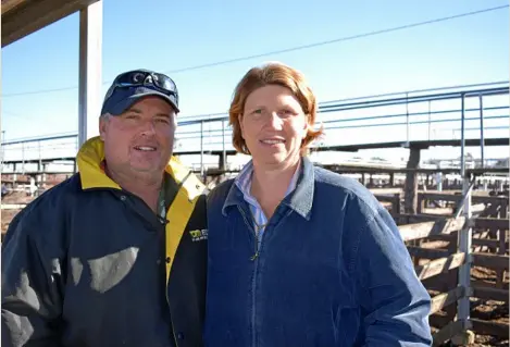  ?? PHOTO: CASSANDRA GLOVER ?? CATTLE SALE: Leon and Kerri Gillespie from Felton South braved the cold at the Toowoomba saleyards on Monday.