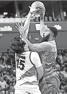  ??  ?? PALAK. Napalakan ni San Miguel Beermen center JuneMar Fajardo (no.15) si Mo Tautuaa sa Talk N’ Text KaTropa ning aktuha sa deciding Game 7 sa PBA Philippine Cup semis niadtong Lunes sa gabii. /PBA Images