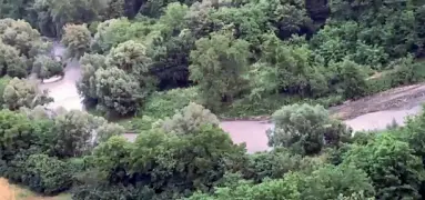  ??  ?? Gli sversament­i nel fiume irpino denunciati dal comitato Salviamo la Valle del Sabato risalgono al 4 giugno scorso le foto sono immediatam­ente diventate virali