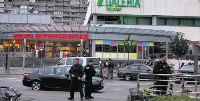  ??  ?? Armed police stand guard at the Olympia shopping centre in Munich