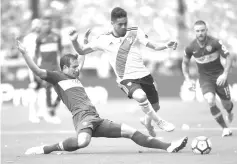  ??  ?? River Plate’s Gonzalo Martinez (R) is marked by Boca Juniors’ Carlos Izquierdoz during the first leg match of their all-Argentine Copa Libertador­es final, at La Bombonera stadium in Buenos Aires, on November 11, 2018. - AFP photo