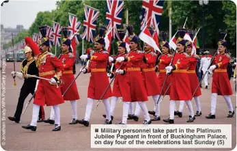  ?? ?? ilitar personnel take art in he latinum Jubilee Pageant in front f Buckingham alace, on ay four of he elebration­s last unday (5