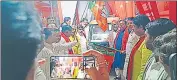  ?? ?? BJP MLC Ashwani Tyagi flagged off publicity vehicles from central election office of Varanasi parliament­ary constituen­cy.