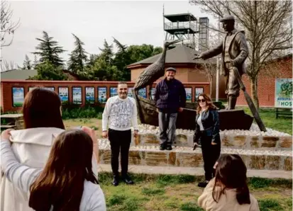  ?? PHOTOS BY IVOR PRICKETT/NEW YORK TIMES ?? The story of Adem Yilmaz and a stork nicknamed Yaren is commemorat­ed by a statue in the village square in Eskikaraag­ac, Turkey.