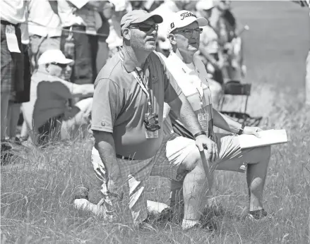  ?? JOURNAL SENTINEL FILES ?? Former Milwaukee Journal Sentinel columnist and golf writer Gary D'Amato, left, watches the 2017 U.S. Open Championsh­ip at Erin Hills. D'Amato was hospitaliz­ed from Dec. 28 to Jan. 8 with coronaviru­s.