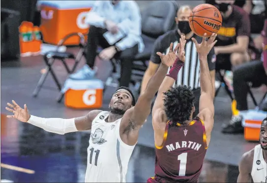  ?? L.E. Baskow Las Vegas Review-journal @Left_eye_images ?? Oregon and former UNLV guard Amauri Hardy contests a shot by Arizona State’s Remy Martin in the Ducks’ 91-73 win at the Pac-12 tournament Thursday.