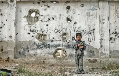  ?? FOTO AFP ?? La participac­ión de los niños en la guerra en Siria (foto) es una violación al Derecho Internacio­nal Humanitari­o. Además, se ultrajan los derechos de los infantes y leyes de los países.