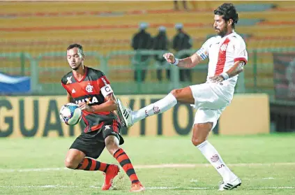  ?? GILVAN DE SOUZA / FLAMENGO ?? Bem posicionad­o, Réver cumpriu seu papel diante do atacante uruguaio Loco Abreu, ex-Botafogo