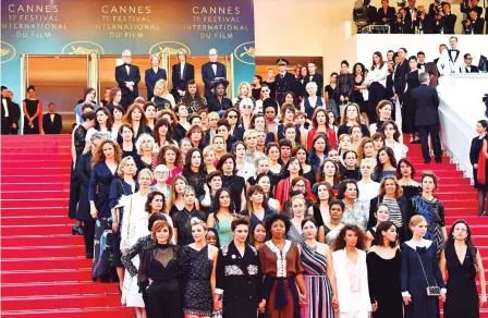  ??  ?? Tomadas de las manos. Las 82 artistas durante la protesta silenciosa en el Festival de Cannes, en Francia.