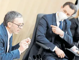  ?? [ APA/Schlager ] ?? Schenkten sich gegenseiti­g nichts: FPÖ-Klubchef Herbert Kickl (l.) und ÖVP-Minister Gernot Blümel.