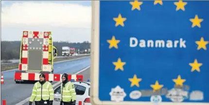  ?? SEAN GALLUP / GETTY ?? Policías daneses realizan un control en la autopista A7, en la frontera con Alemania cerca de Padborg