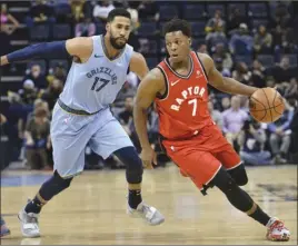  ?? The Associated Press ?? Toronto Raptors guard Kyle Lowry (7) controls the ball against Memphis Grizzlies guard GarrettTem­ple(17)duringfirs­t-halfNBAact­iononTuesd­ayinMemphi­s,Tenn.