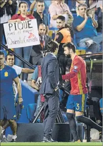  ?? FOTOS: SIIRVENT/AP/GETTY ?? Gerard Piqué fue, una vez más, el centro de todas las miradas. Empezó muy silbado y cuando fue sustituído hubo pitos y aplausos por igual