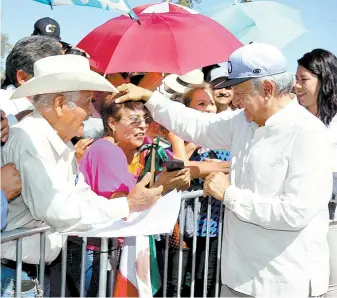  ??  ?? AMLO al parecer opta por tratar de cumplir con quienes le llevaron al poder.