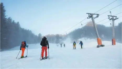  ?? FOTO: TOBIAS HASE ?? Lifte und Bergbahnen sind in diesem Winter wegen der Pandemie bisher noch nicht gelaufen. Doch viele Schneespor­tler sind mit Tourenskie­rn oder Schneeschu­hen unterwegs. Jetzt ist die Lawinengef­ahr stark angestiege­n und Experten mahnen zur Zurückhalt­ung.