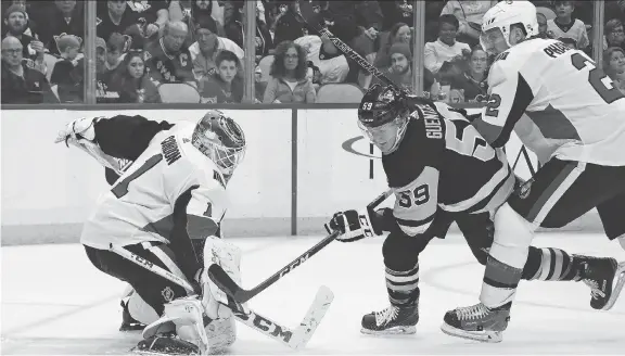  ?? GENE J. PUSKAR/THE ASSOCIATED PRESS ?? Penguins forward Jake Guentzel gets a shot past Mike Condon as now-former Senators defenceman Dion Phaneuf looks on Tuesday in Pittsburgh.