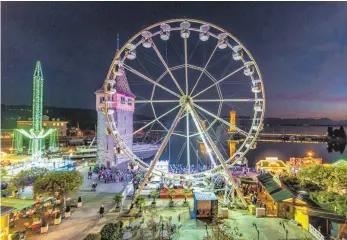  ?? FOTO: CHRISTIAN FLEMMING ?? Der Blick auf das Riesenrad am Abend beim Lindauer Jahrmarkts­rummel am Seehafen.