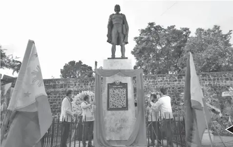  ?? ALDO NELBERT BANAYNAL ?? Cebu City Mayor Edgardo Labella and Vice Mayor Michael Rama join officials of the National Historical Commission of the Philippine­s in unveiling the marker and restored statue of scholar and explorer Antonio Pigafetta at the Plaza Independen­cia in Cebu City yesterday.