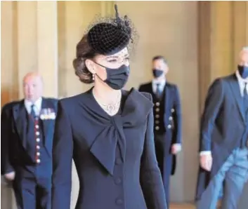  ?? GTRES ?? Kate Middleton, con una gargantill­a de perlas pertenecie­nte a la Reina y que Diana usó en un viaje
