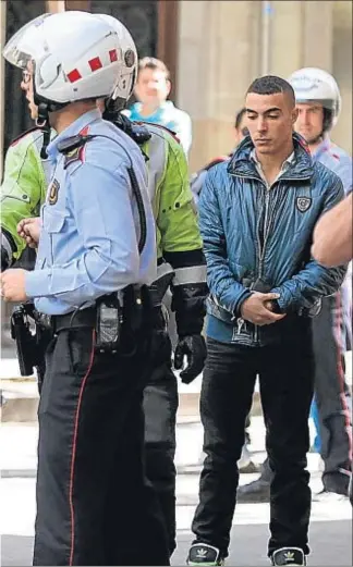  ?? XAVIER GÓMEZ / ARCHIVO ?? In fraganti. Unos patrullero­s de los Mossos d’Esquadra detienen en la calle Balboa de Barcelona al sospechoso del robo de un bolso, en el 2014