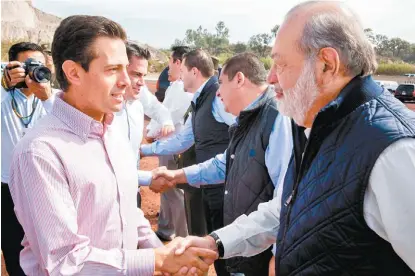  ?? ESPECIAL ?? El mandatario saluda al empresario Carlos Slim, durante la apertura del macrolibra­miento en Guadalajar­a.