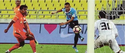  ?? FILE PIC ?? Penang’s Faiz Subri (second from right) became the first Asian to win the Fifa Puskas Award last year for his stunning swerved freekick.