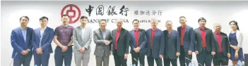  ?? ?? SCCC delegation and leaders of the Indonesian Chinese Chamber of Commerce exchange greetings and take a group photo at the Jakarta branch of the Bank of China.