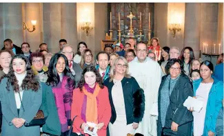  ?? FUENTE EXTERNA ?? El Padre Marcio Peña y la embajadora Rosa Hernández de Grullón junto a miembros de la comunidad dominicana en Francia.